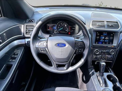 Used 2017 Ford Explorer XLT w/ Equipment Group 201A image 5
