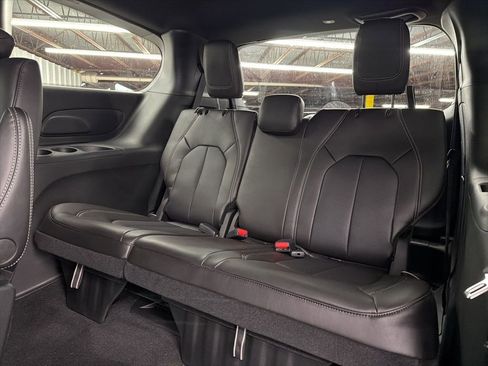New 2026 Chrysler Pacifica Select image 10