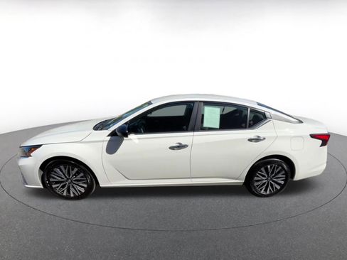 Used 2025 Nissan Altima 2.5 SV image 9