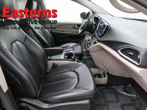 Used 2023 Chrysler Pacifica Touring-L FWD image 23