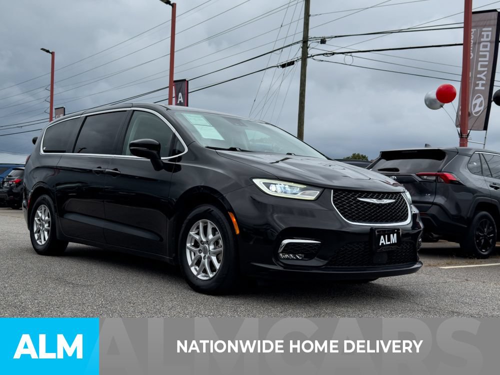 Used 2023 Chrysler Pacifica Touring-L FWD image 4