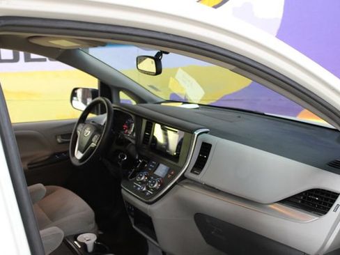 Used 2017 Toyota Sienna LE FWD image 11
