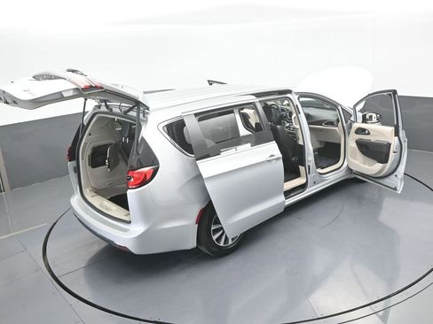Used 2024 Chrysler Pacifica Select image 65