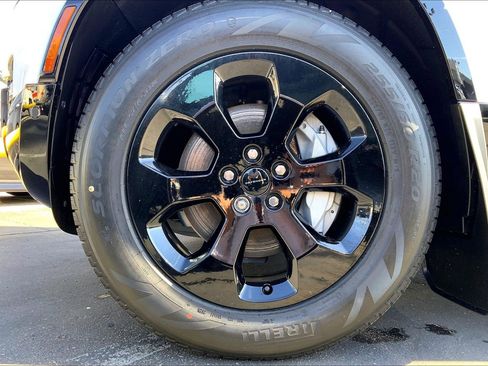 New 2026 Land Rover Defender 110 X-Dynamic SE image 17