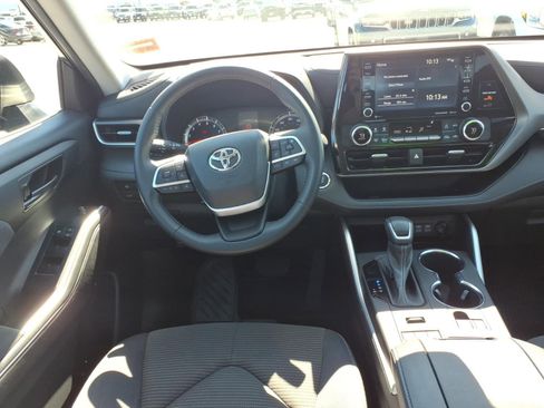 Used 2022 Toyota Highlander LE AWD/4WD image 9