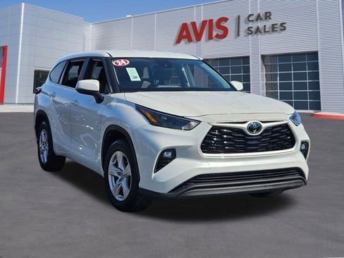 Used 2024 Toyota Highlander LE image 3