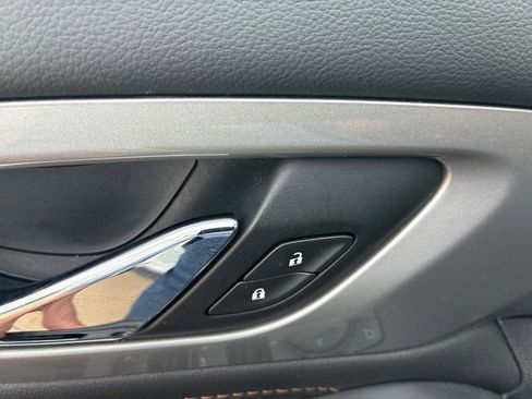 Used 2021 Chevrolet Traverse LT w/ LT Premium Package image 9