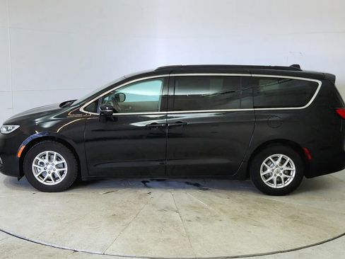 Used 2022 Chrysler Pacifica Touring-L image 4