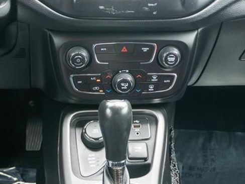 Used 2019 Jeep Compass Latitude AWD/4WD image 16