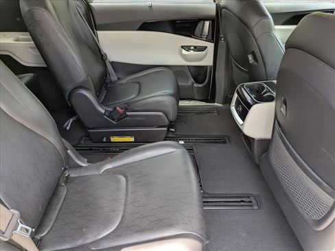 Used 2023 Kia Carnival EX FWD image 21
