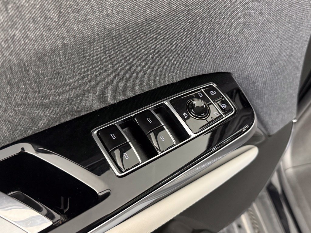 Used 2025 Cadillac Escalade ESV Sport Platinum w/ LPO, ONYX Package AWD/4WD image 20