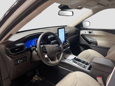 Used 2024 Ford Explorer Platinum w/ Technology Package AWD/4WD image 9