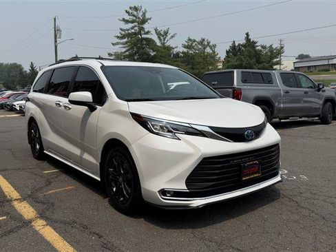 Used 2023 Toyota Sienna XSE FWD image 3