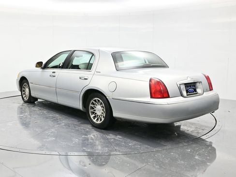 Used 2002 Lincoln Town Car Signature image 7