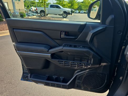 Used 2024 Toyota Tacoma SR5 w/ SR5 Upgrade Package AWD/4WD image 27
