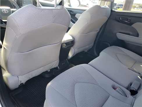 Used 2021 Toyota Highlander LE image 22