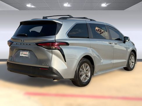 Used 2022 Toyota Sienna XLE image 9