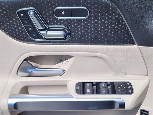 Used 2025 Mercedes-Benz GLB 250 4MATIC image 11
