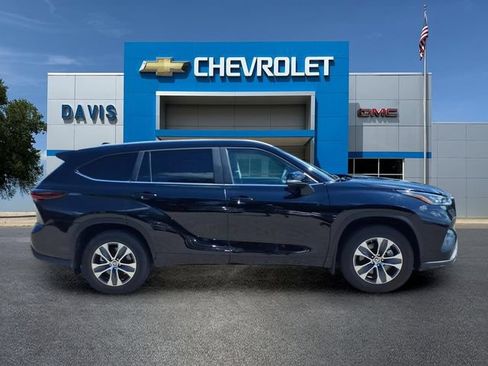 Used 2024 Toyota Highlander XLE AWD/4WD image 2