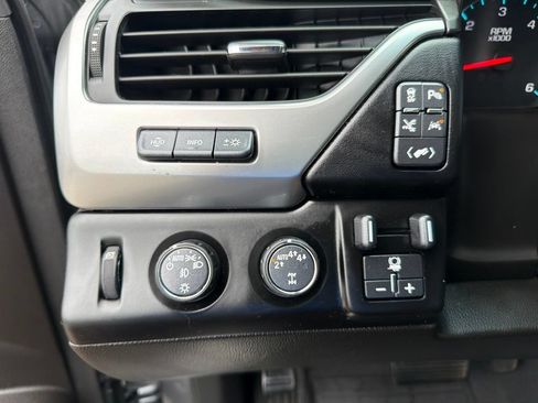 Used 2019 Chevrolet Suburban Premier w/ Premier Plus Edition AWD/4WD image 18