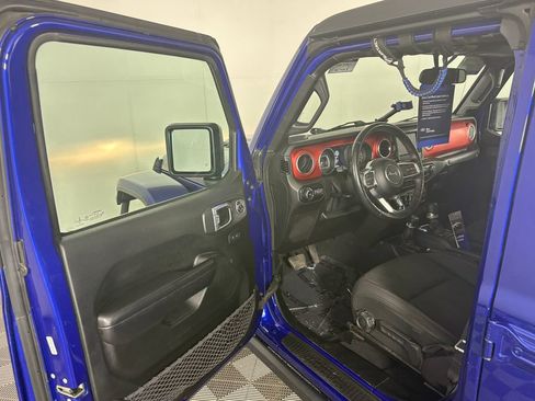 Used 2019 Jeep Wrangler Unlimited Rubicon w/ Cold Weather Group AWD/4WD image 11