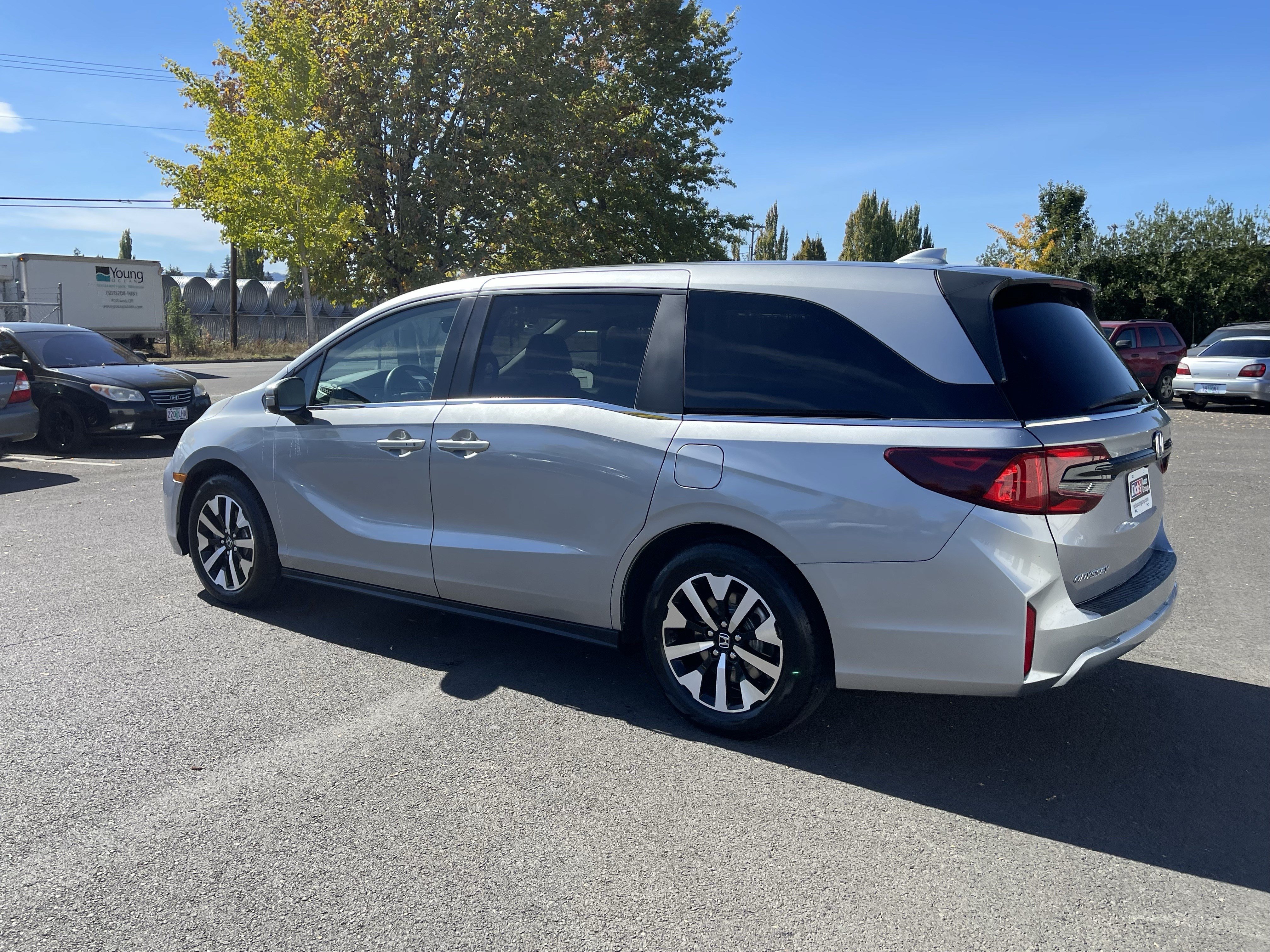 Used 2025 Honda Odyssey EX-L image 3