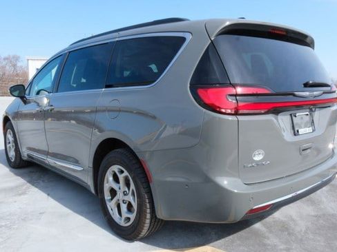 Used 2023 Chrysler Pacifica Limited w/ Uconnect Theater Family Group image 6