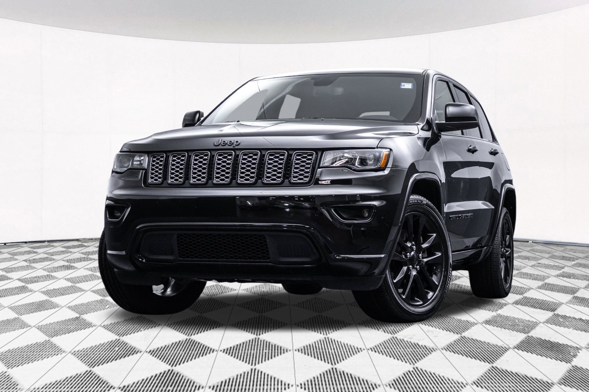 Used 2022 Jeep Grand Cherokee Laredo X AWD/4WD image 2