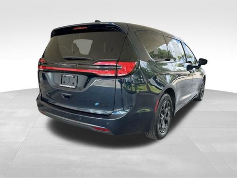 Used 2022 Chrysler Pacifica Limited w/ Uconnect Theater Family Group FWD image 3
