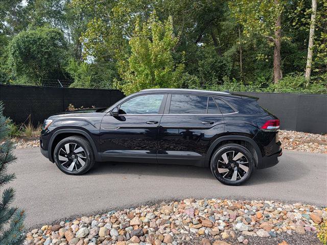 Used 2024 Volkswagen Atlas Cross Sport SE AWD/4WD image 2