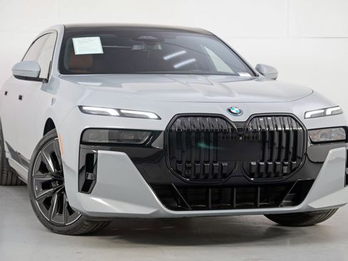 Used 2024 BMW i7 xDrive60 w/ Premium Package image 4