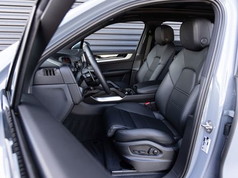 Certified 2025 Porsche Cayenne Base image 5