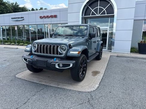 Used 2024 Jeep Wrangler Unlimited Sahara w/ Technology Group AWD/4WD image 2