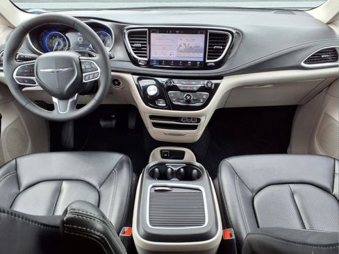 Used 2024 Chrysler Pacifica Touring-L FWD image 13