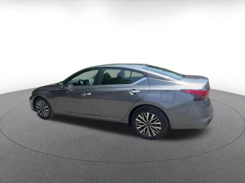 Used 2025 Nissan Altima 2.5 SV FWD image 10