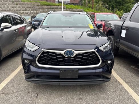 Used 2020 Toyota Highlander XLE AWD/4WD image 3