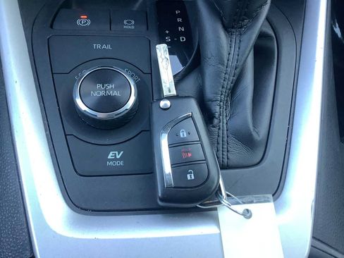 Used 2020 Toyota RAV4 LE w/ All Weather Liner Package AWD/4WD image 19
