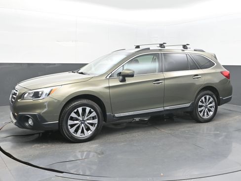 Used 2017 Subaru Outback 3.6R Touring AWD/4WD image 4