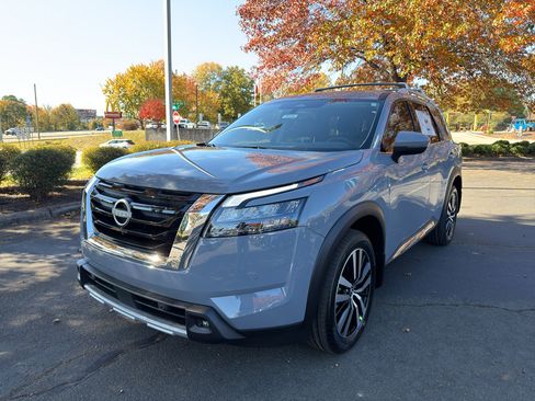 New 2025 Nissan Pathfinder Platinum image 3