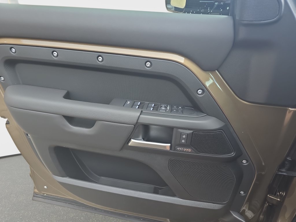 New 2026 Land Rover Defender 110 X-Dynamic SE AWD/4WD image 19