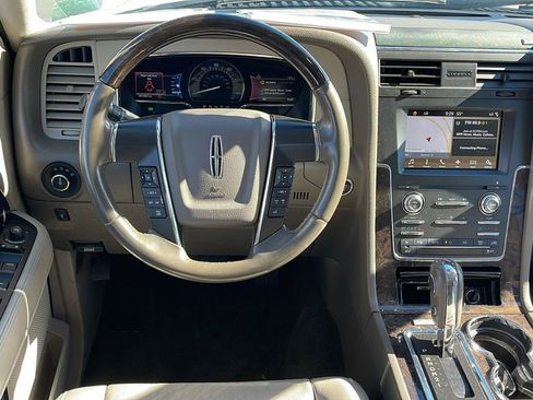 Used 2017 Lincoln Navigator Select image 17