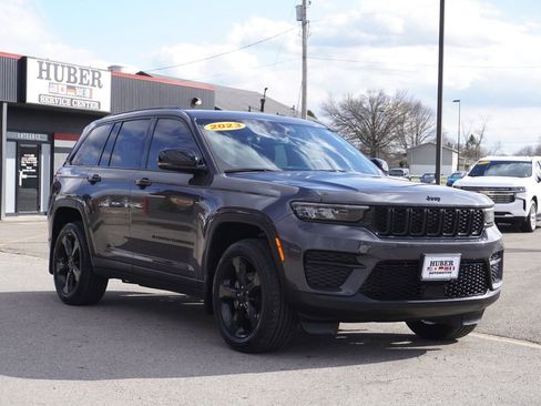 Used 2023 Jeep Grand Cherokee Altitude image 9