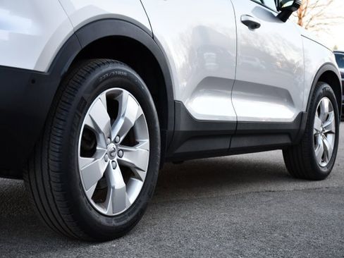 Used 2019 Volvo XC40 T5 Momentum image 9