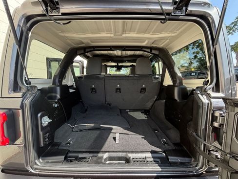 Used 2025 Jeep Wrangler Sahara image 31