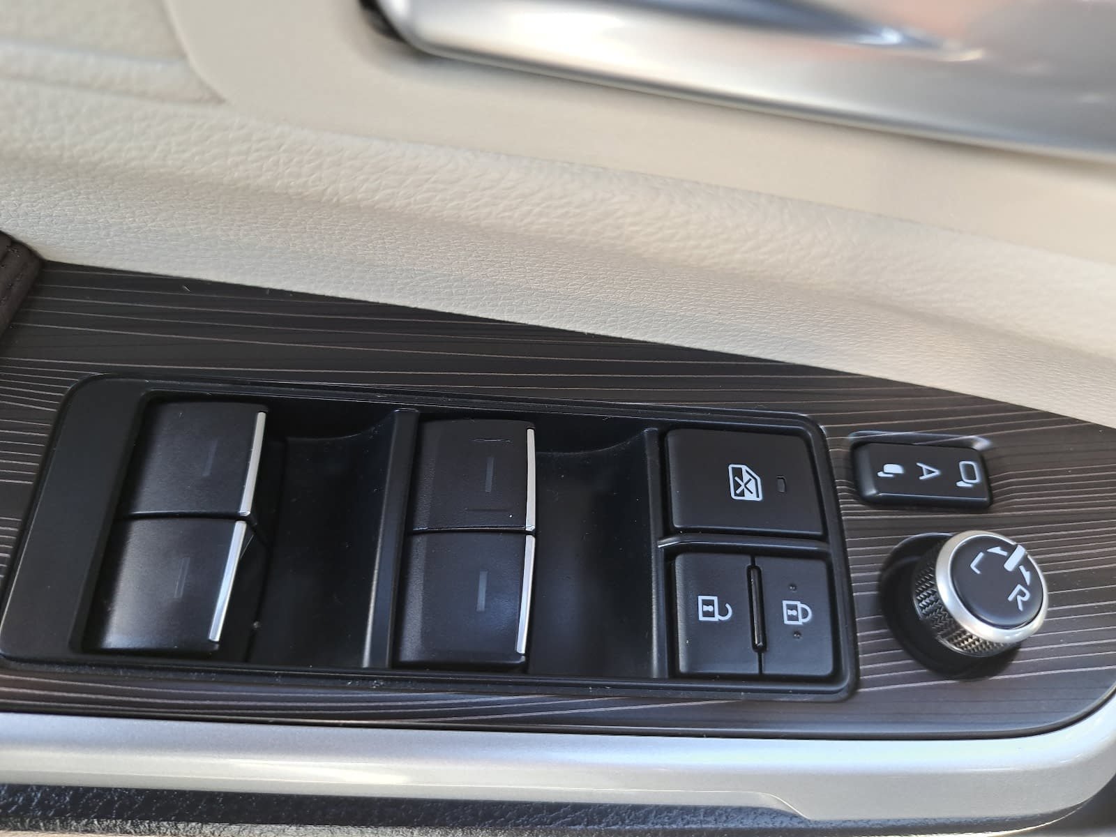 Used 2024 Toyota Sienna Platinum FWD image 31
