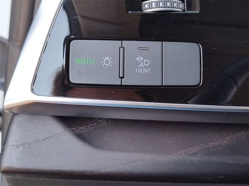 Used 2023 Audi Q8 Premium image 25