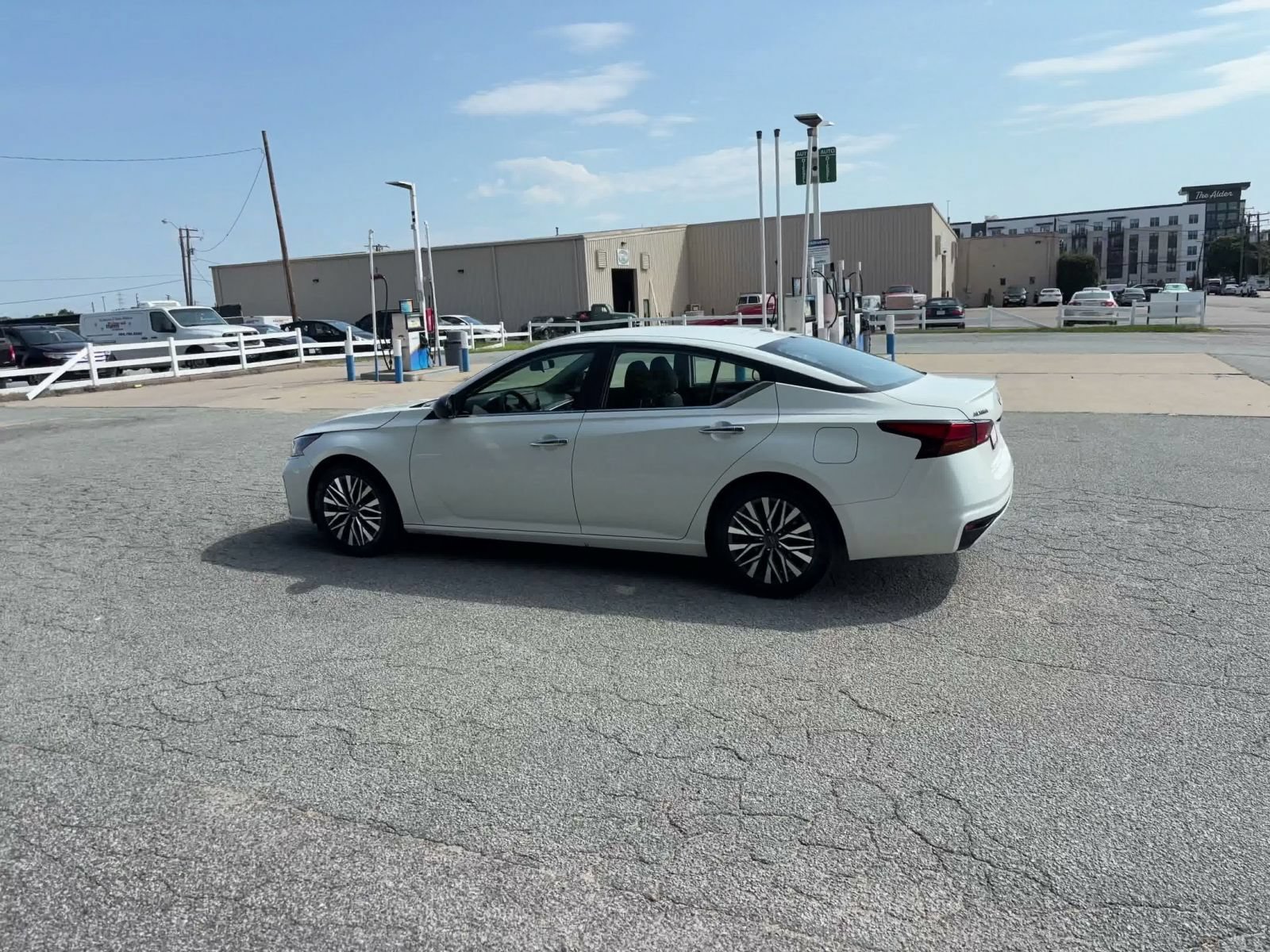 Used 2025 Nissan Altima 2.5 SV FWD image 9