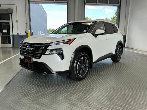 Used 2024 Nissan Rogue SV w/ SV Premium Package AWD/4WD image 2