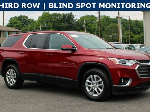 Used 2020 Chevrolet Traverse LT w/ Driver Confidence II Package image 2