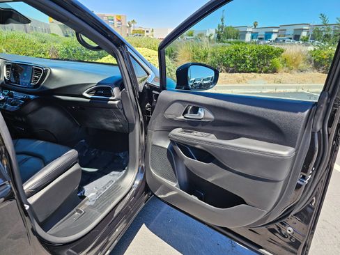 Used 2025 Chrysler Pacifica Select FWD image 31